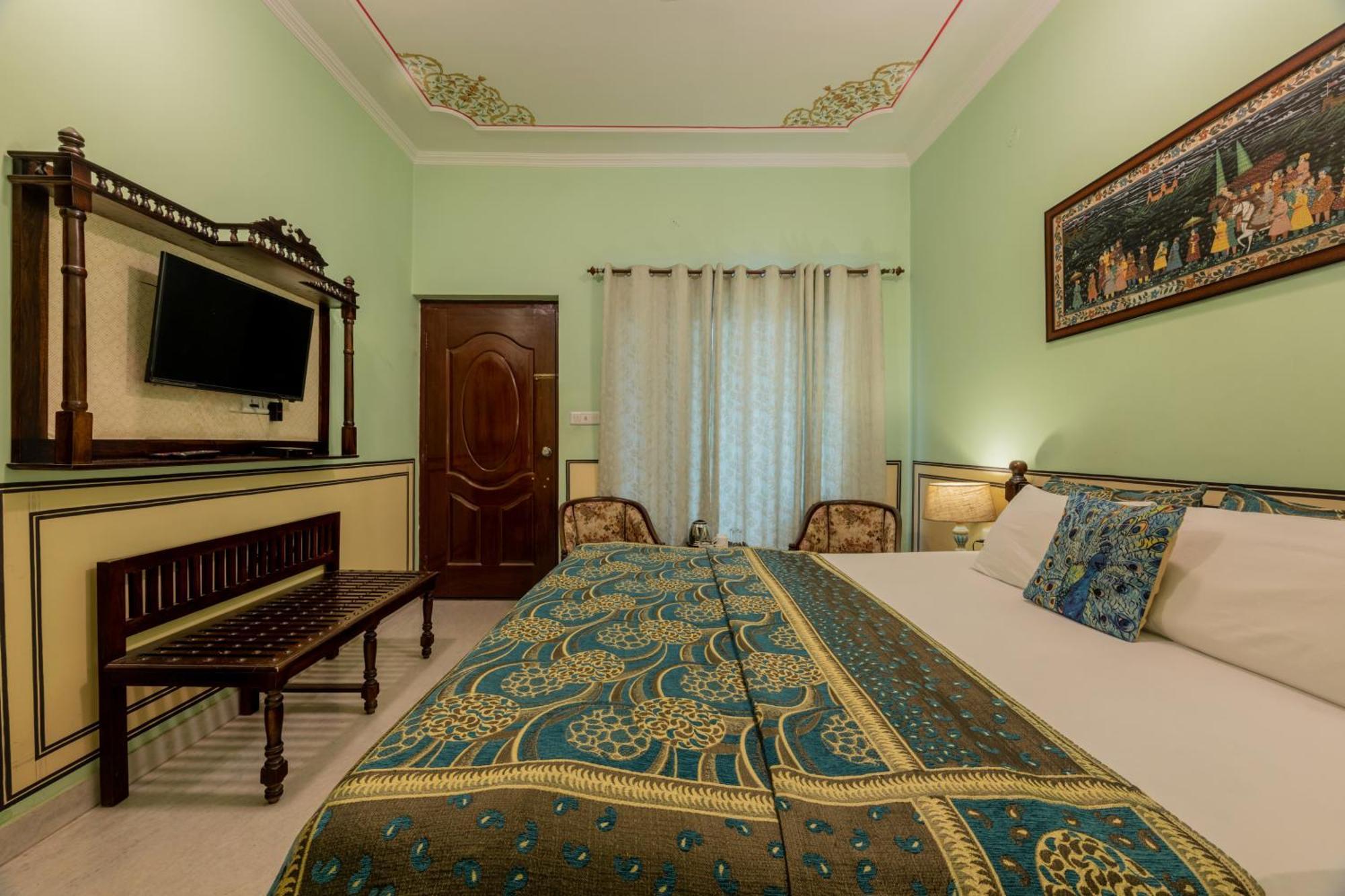 Deluxe Room: Late Check-Out upto 2 hours (subject to availability),Early Check-In upto 2 hours (subject to availability), 10% off on Food & Beverage services