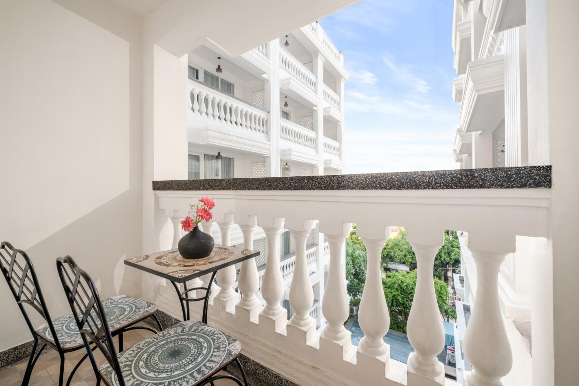 Grand Deluxe Family Room Balcony & Pool View