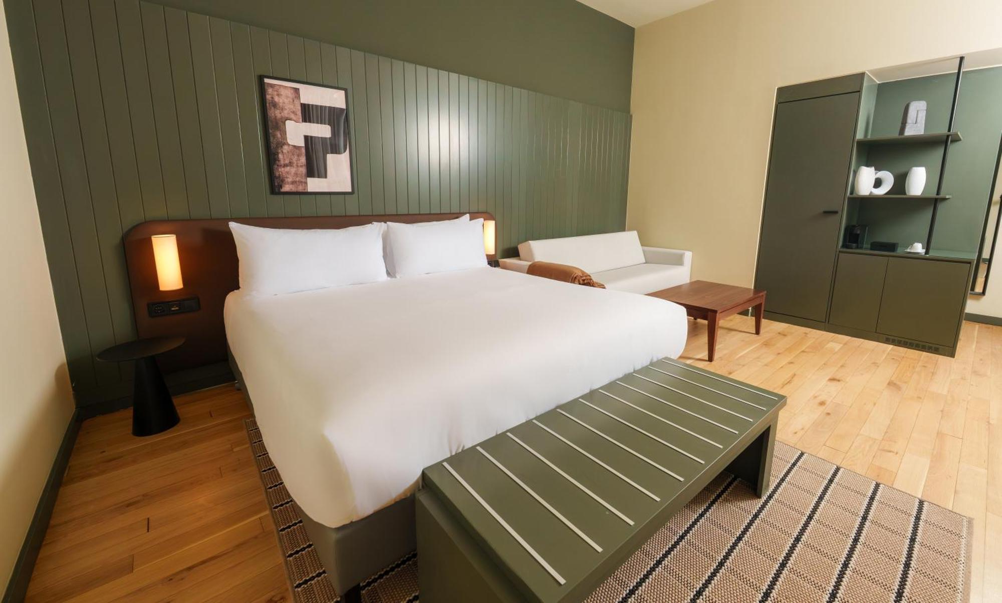 Suite,1722900908:JPEG