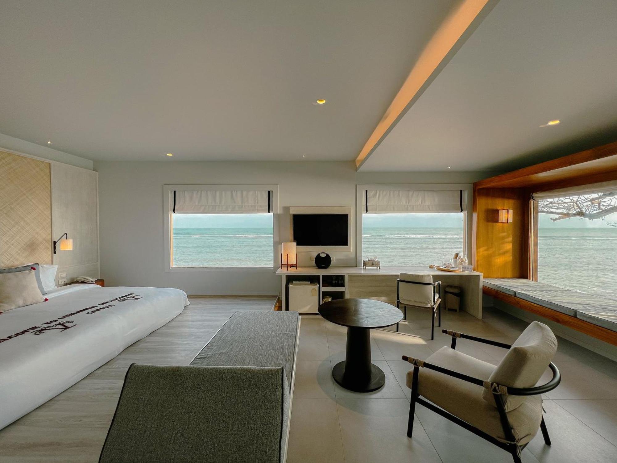 Exclusive Beachfront Plunge Pool
