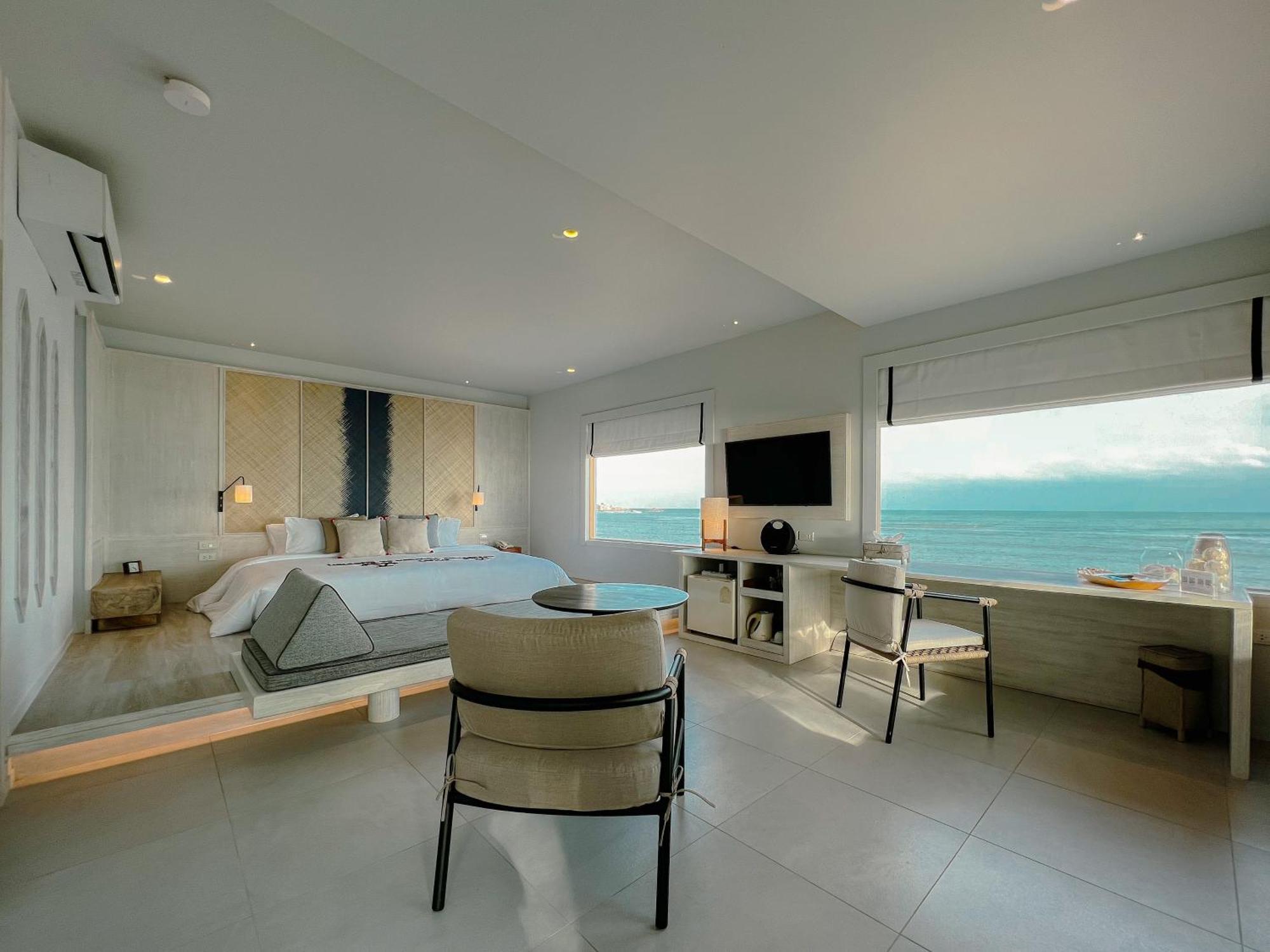 Exclusive Beachfront Plunge Pool