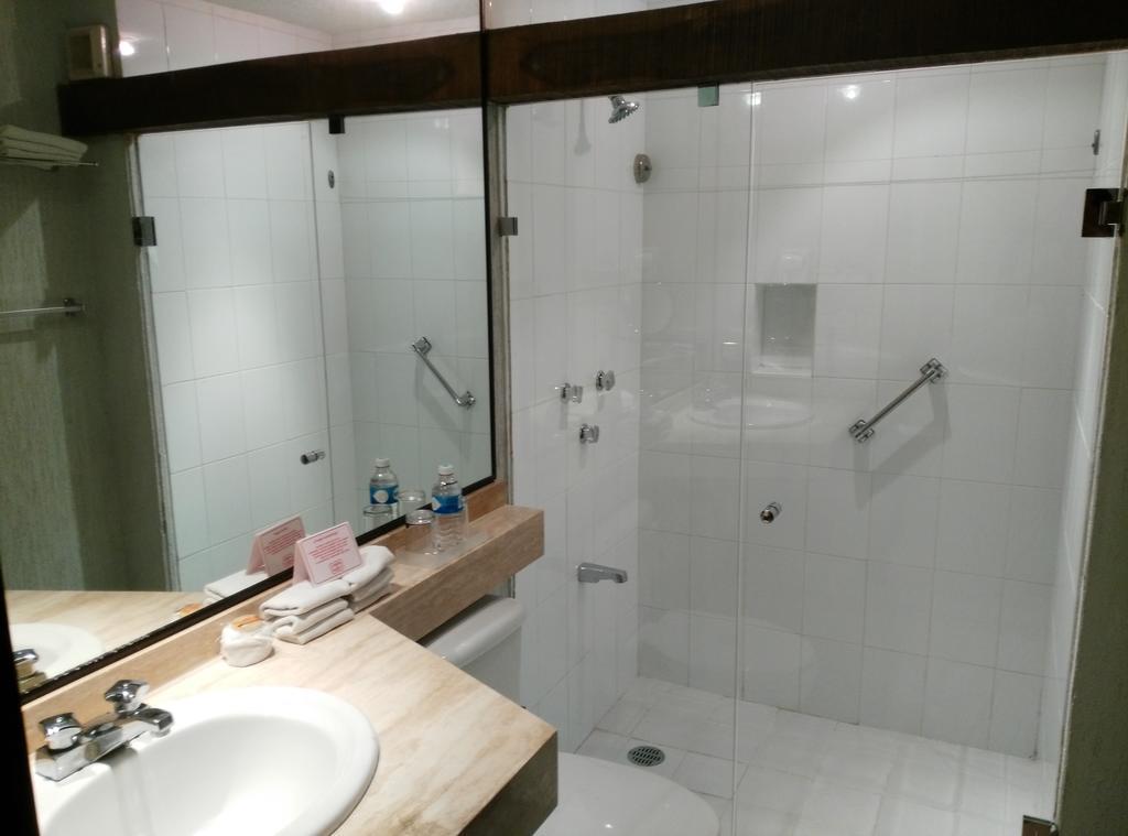Suite Deluxe con 2 camas dobles y vistas al jardín