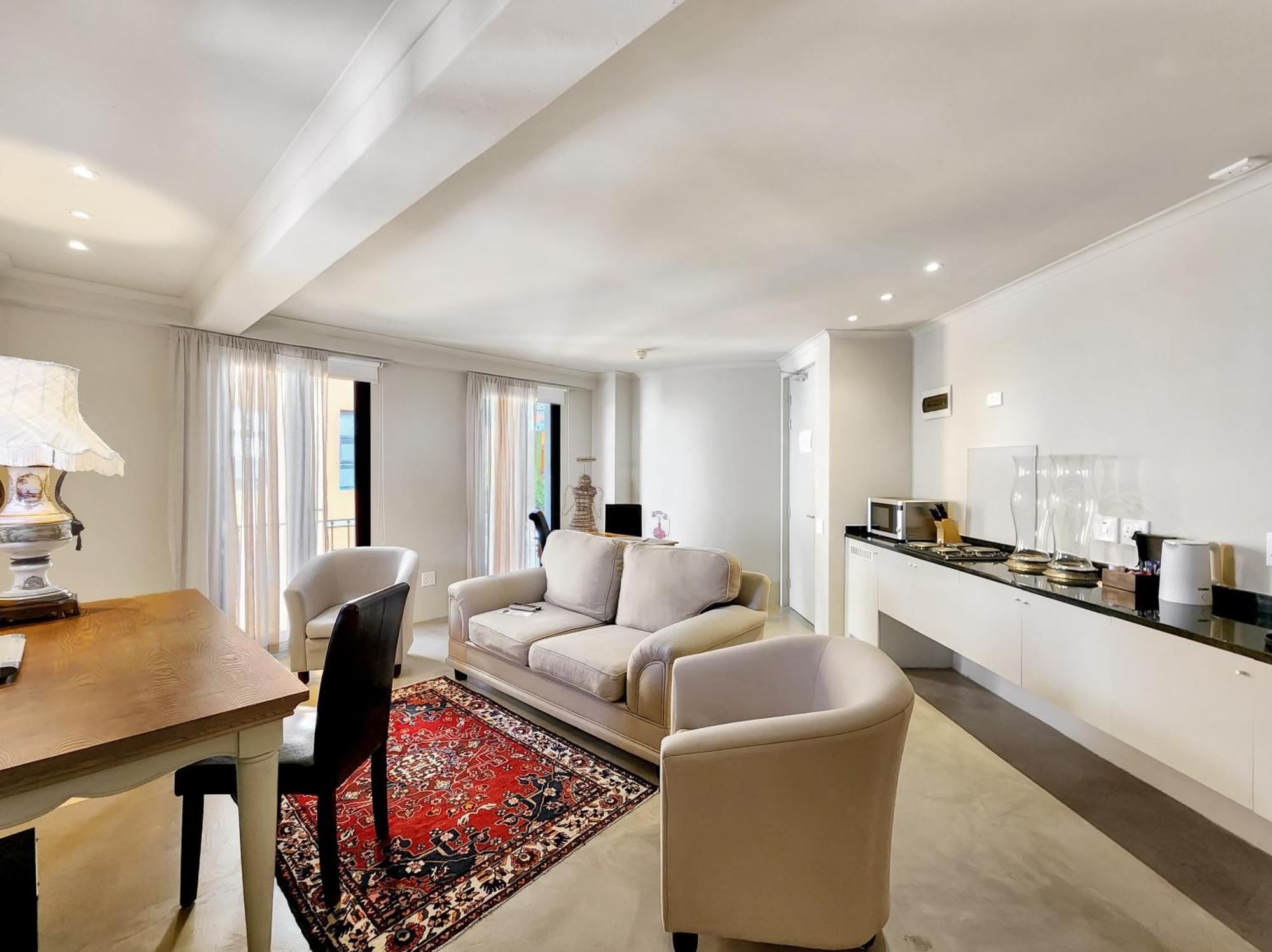 Deluxe Suite 201 / Kitchenette & Sleeper