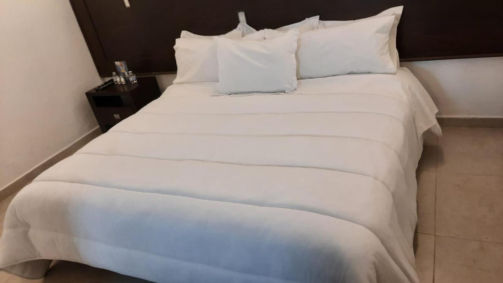 Habitación con cama extragrande.