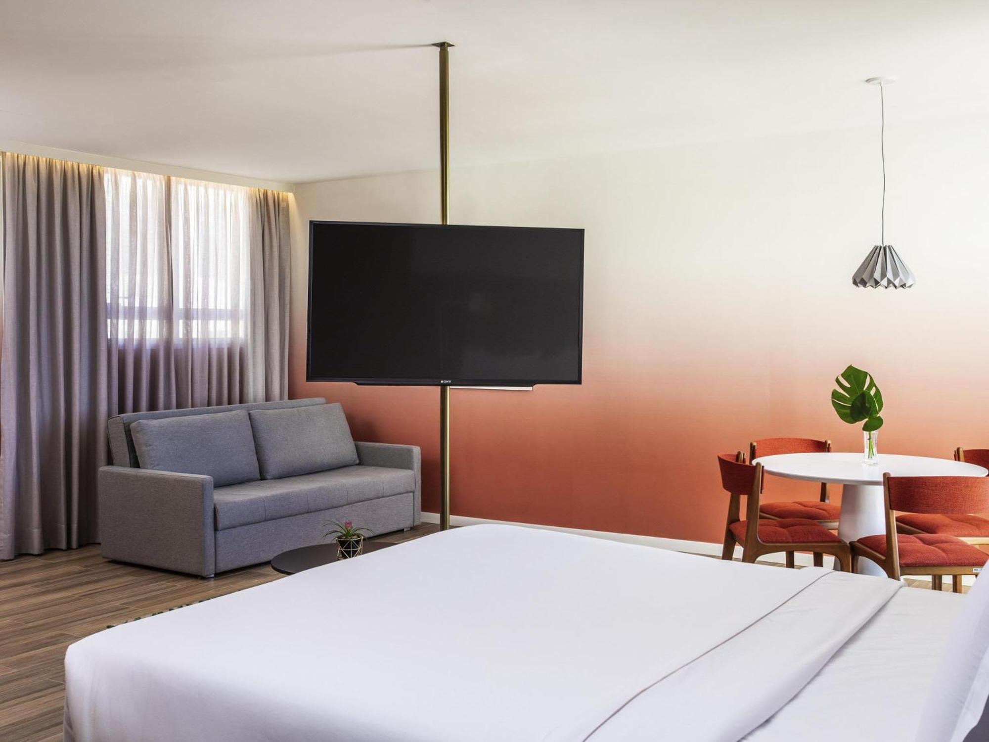 Suíte Junior cama queen com vista para o mar