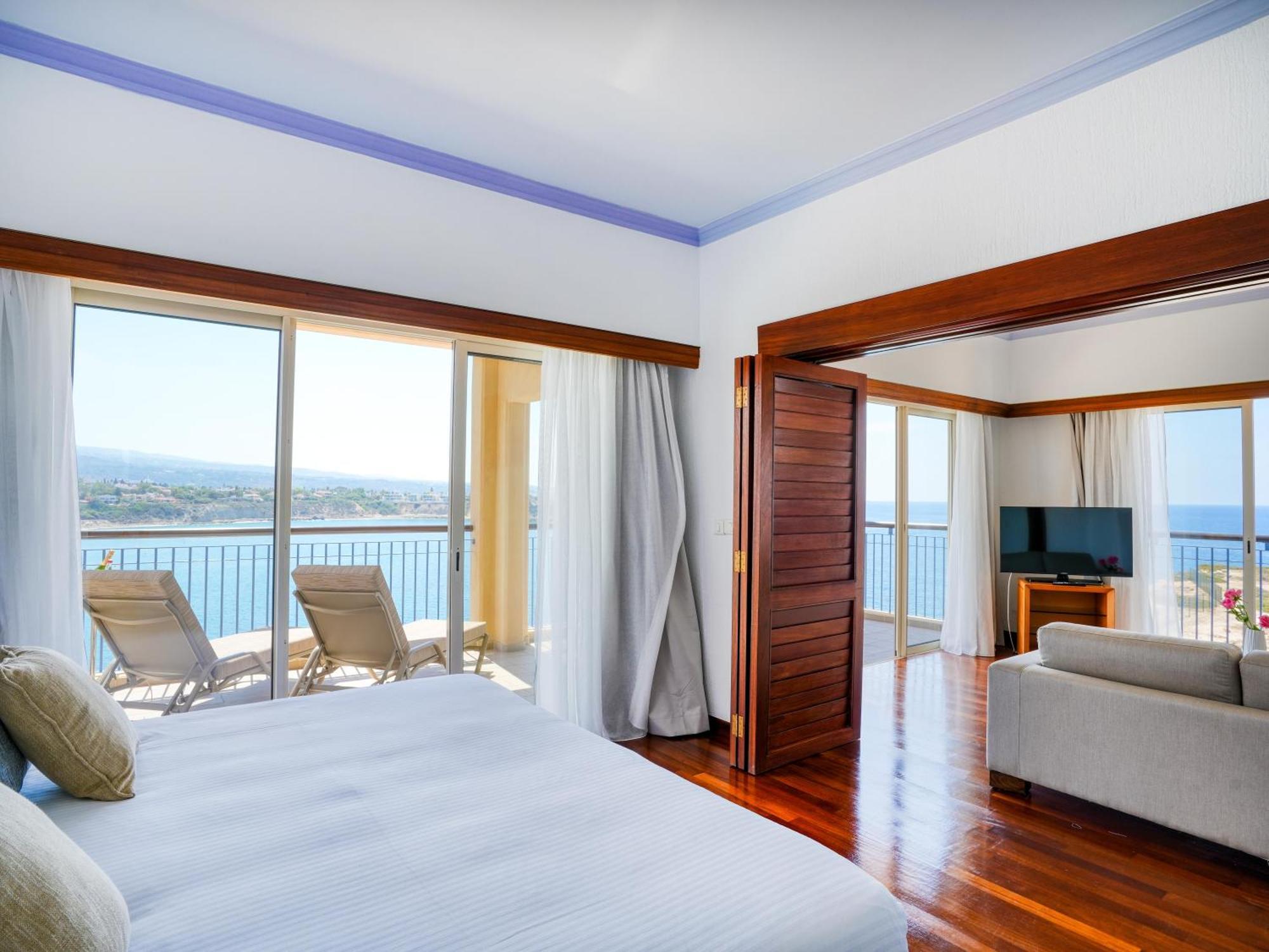 One-Bedroom Suite Sea View