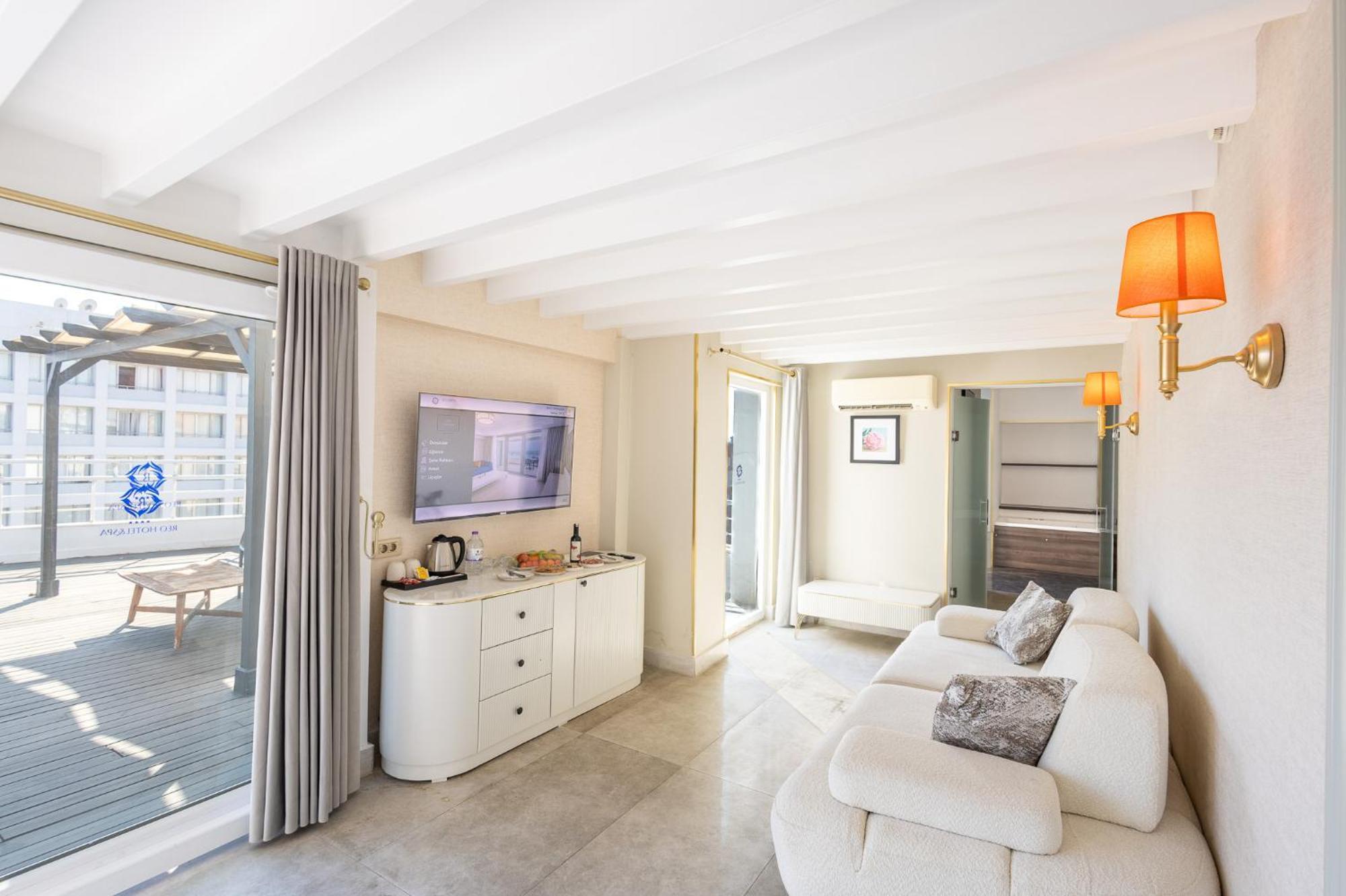 Deluxe King Suite