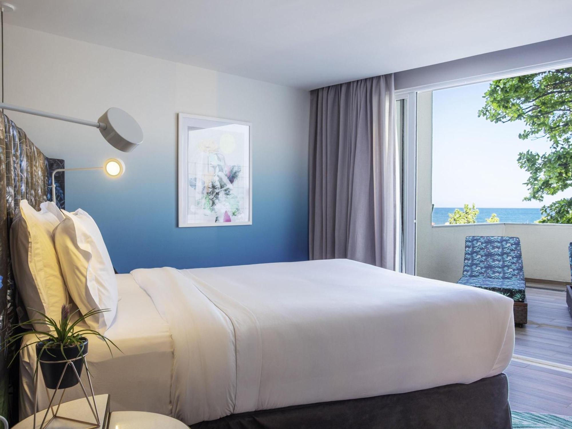 Suíte Junior cama queen com vista para o mar