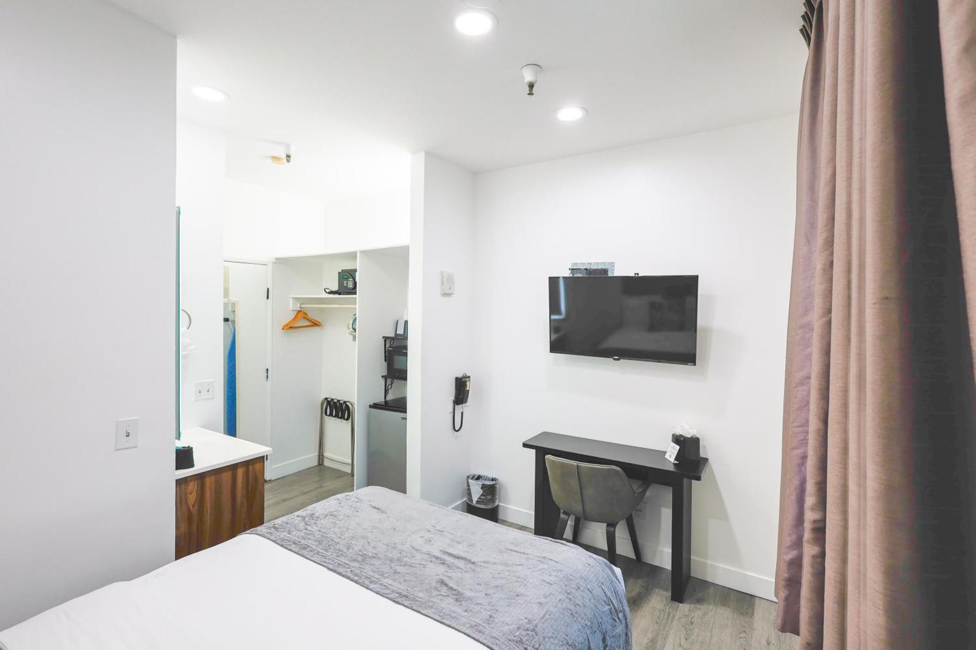 Standard Room 1 full bed