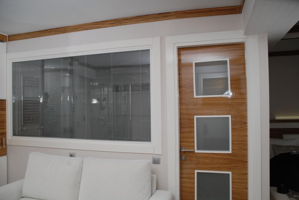 Honeymoon Suite,190114597:JPEG