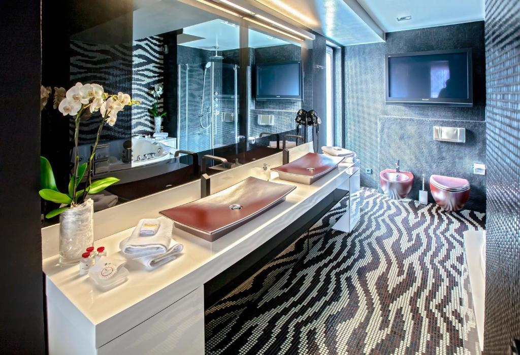 Luxury Suite with Sea View and Indoor and Outdoor Whirlpool