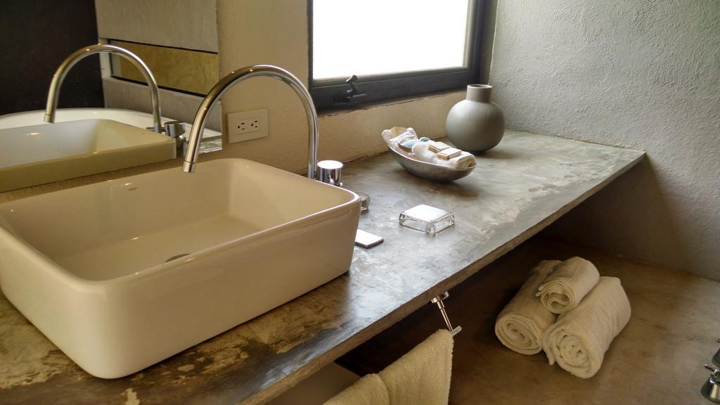 Habitación con cama extragrande y bañera de hidromasaje