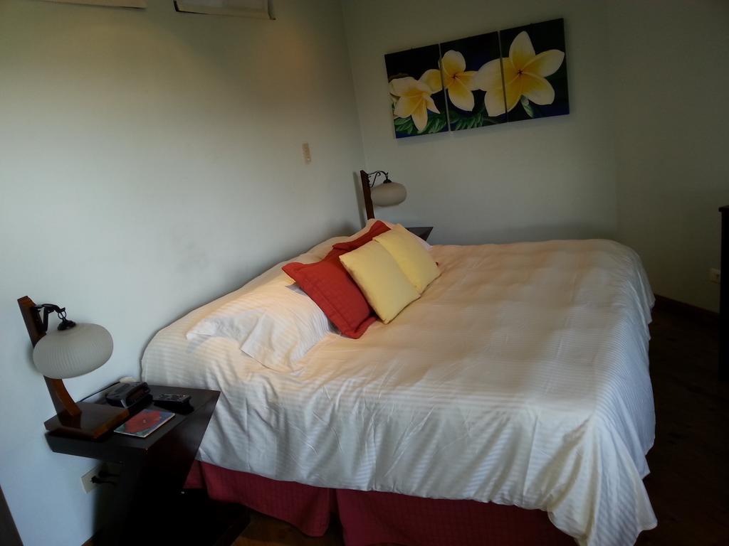 Habitación con cama extragrande.