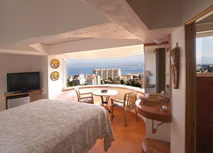 Habitación con cama grande y vistas al jardín