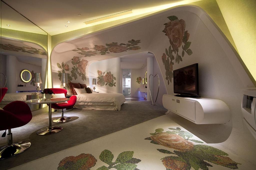 Trendy Queen Room (Check In After 20:00)