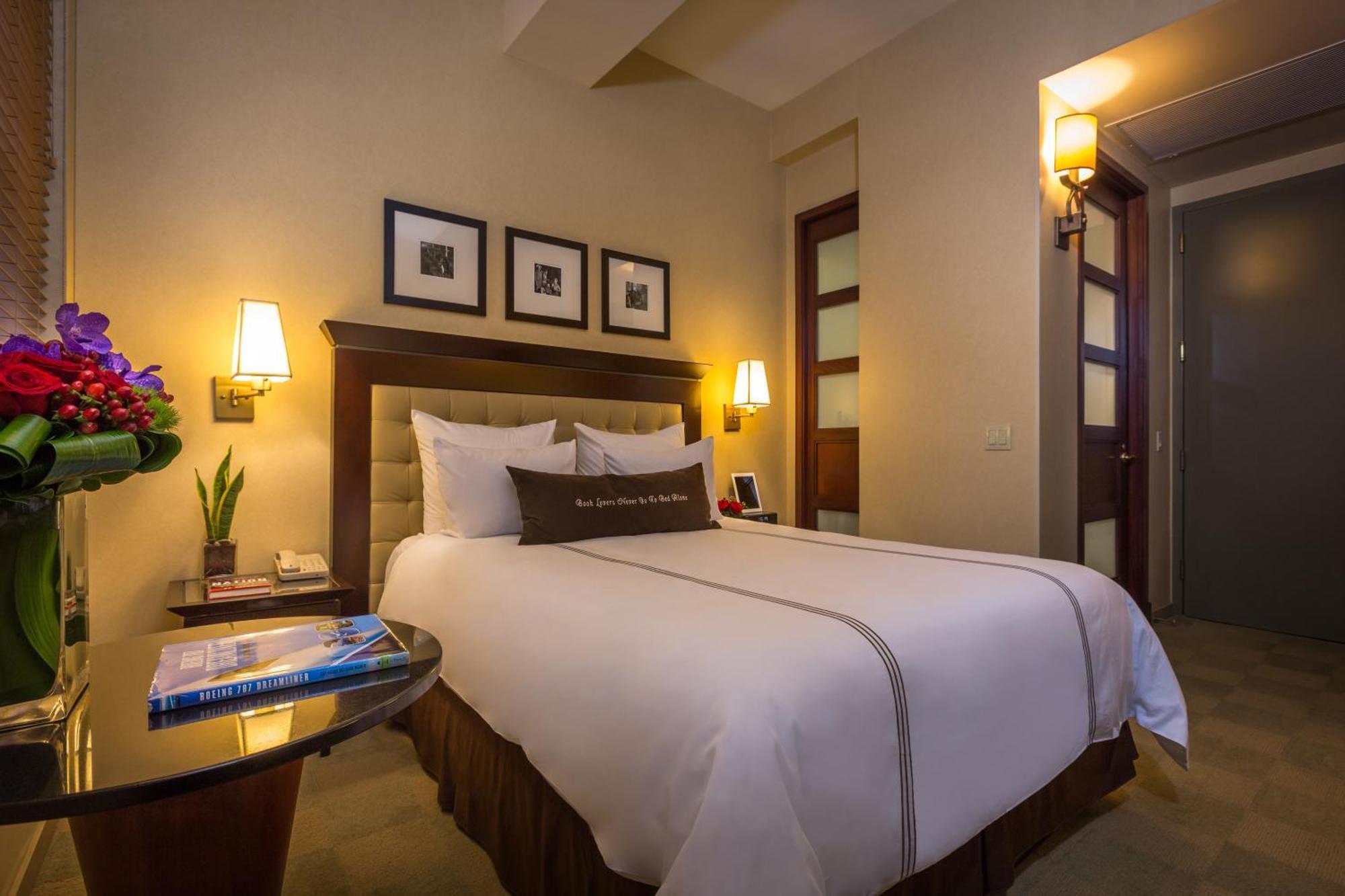 Deluxe Room with One Queen Bed