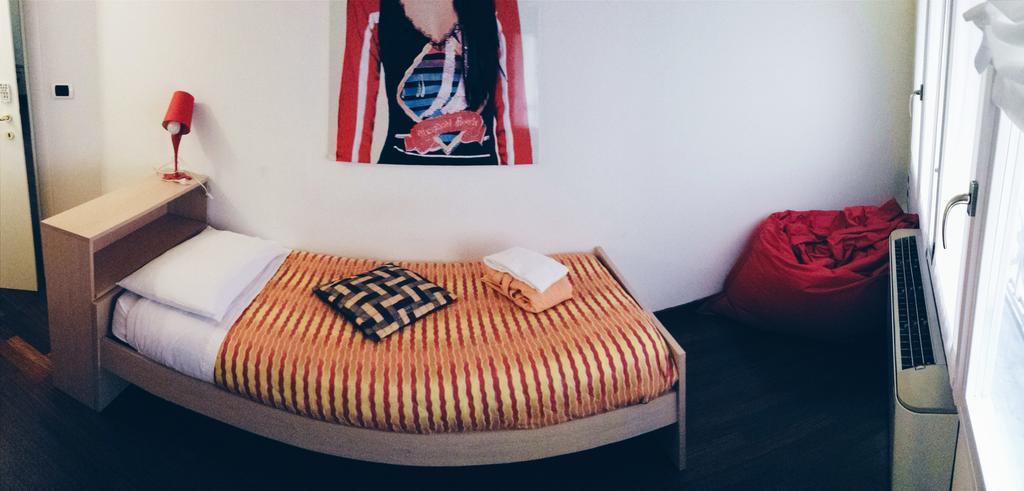 Tweepersoonskamer met 2 Aparte Bedden en Gedeelde Badkamer