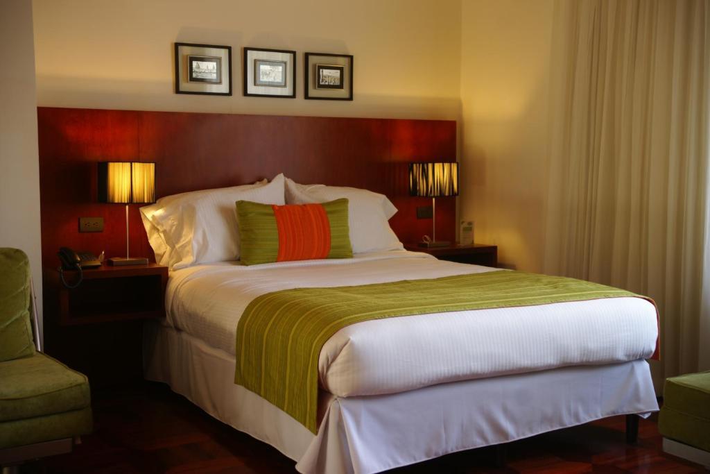 Habitación con cama grande
