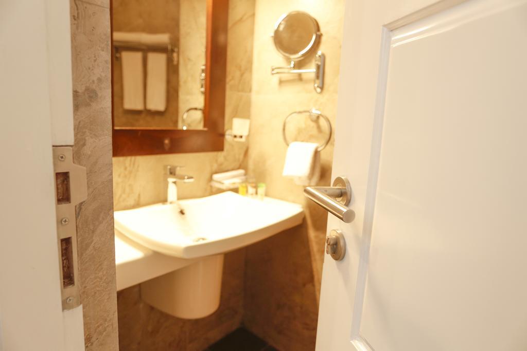 Suite with Lake View