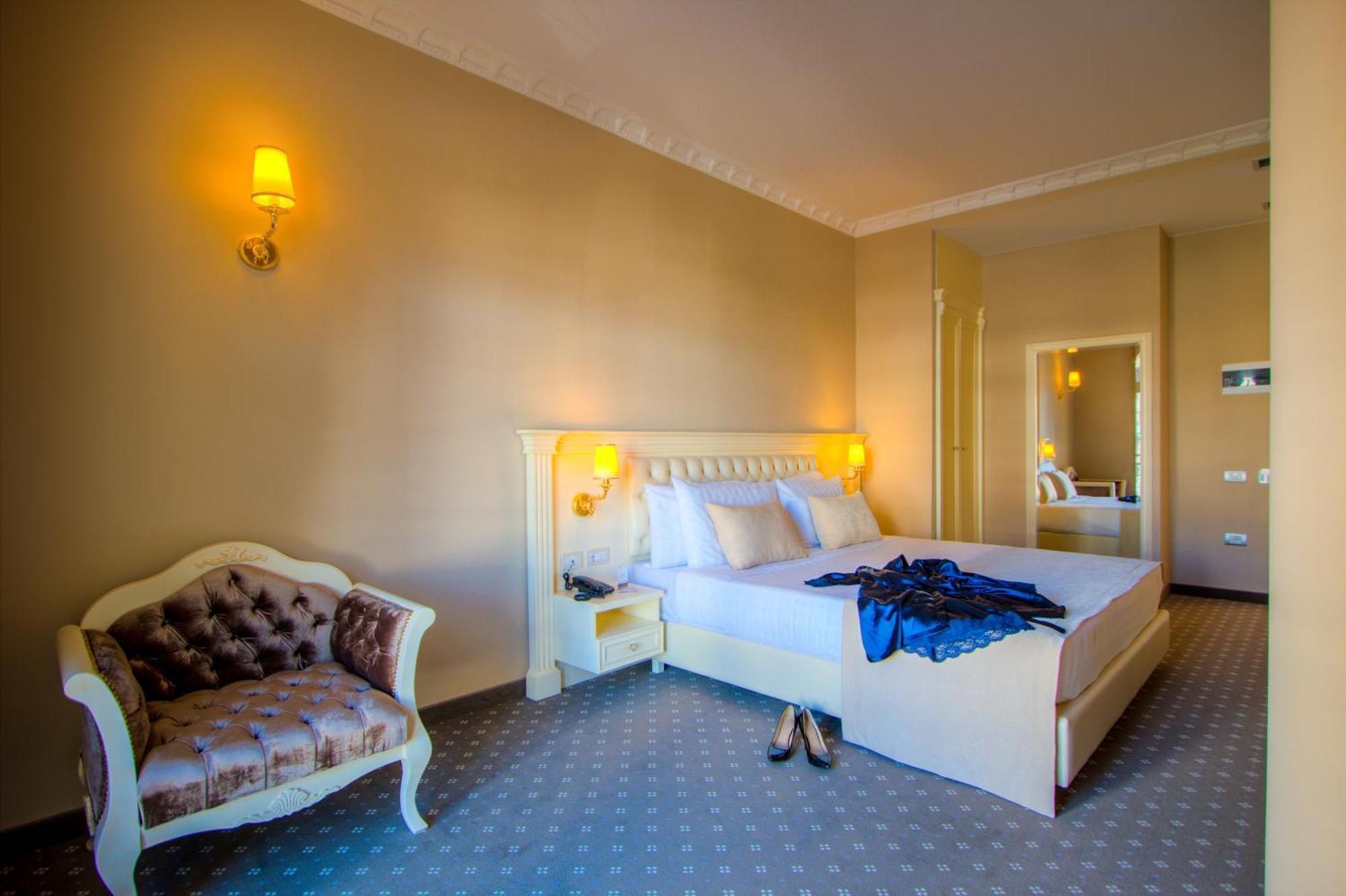 Deluxe Queen Room