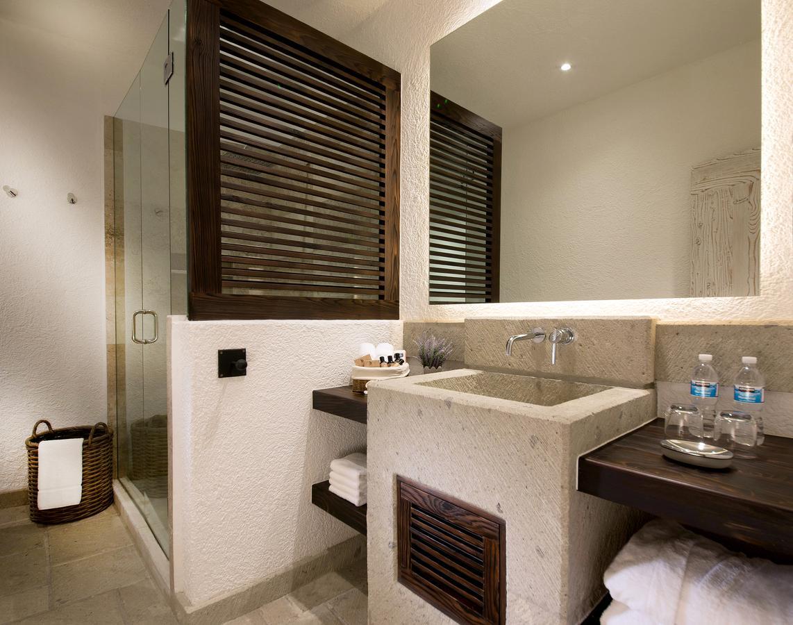 Estudio con cama extragrande y sofá cama