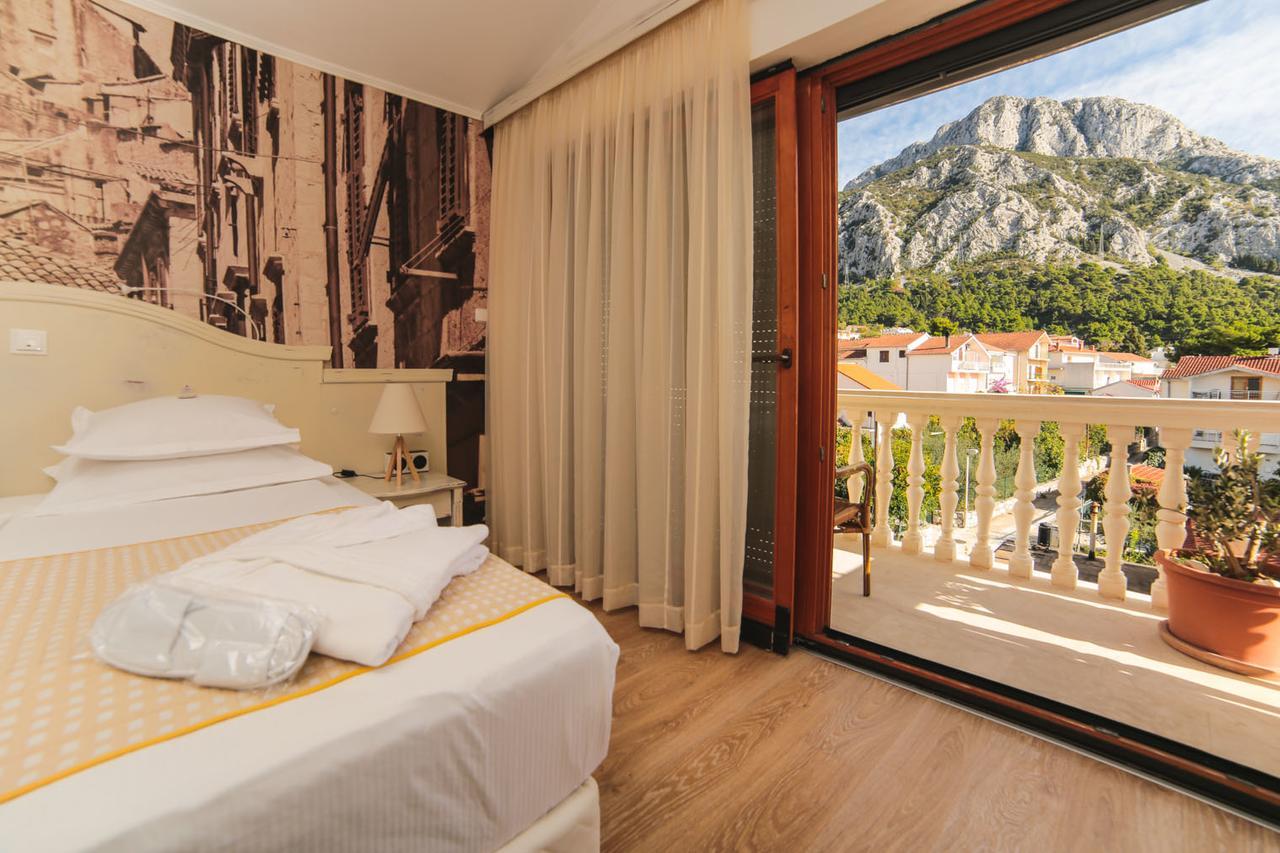 Superior Suite with Balcony and Side Sea View