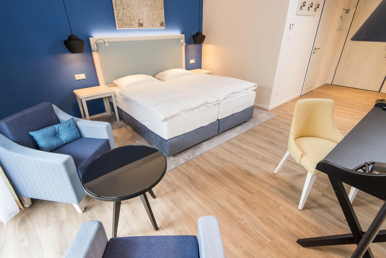 Wohnzimmer mit Balkon