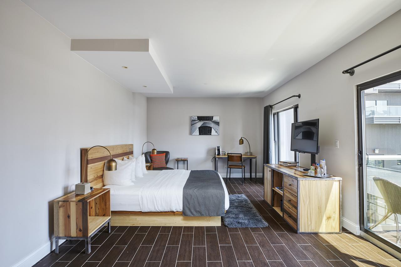 Superior King Balcony Room
