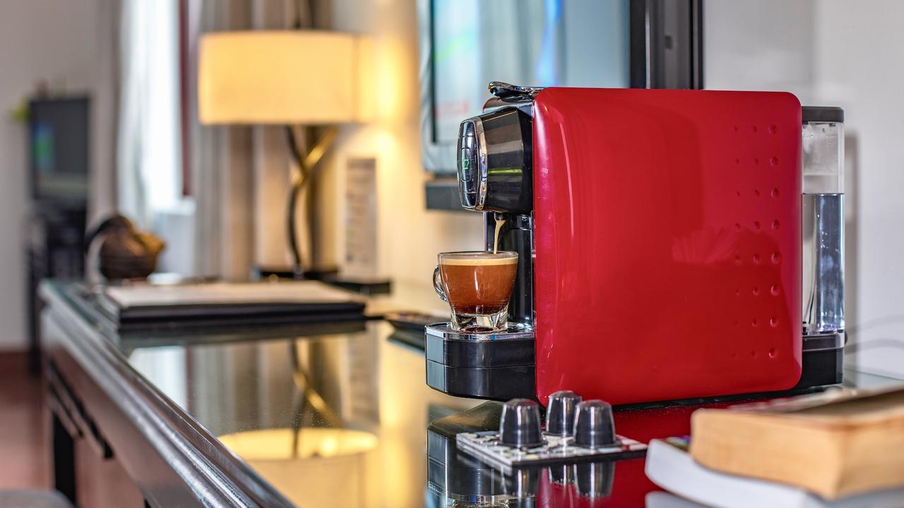 Deluxe Room Queen Bed,631025280:JPEG