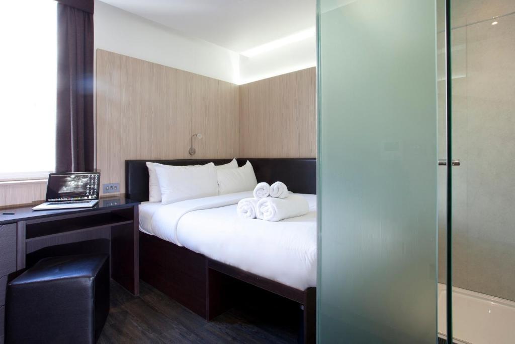 Club Queen Room