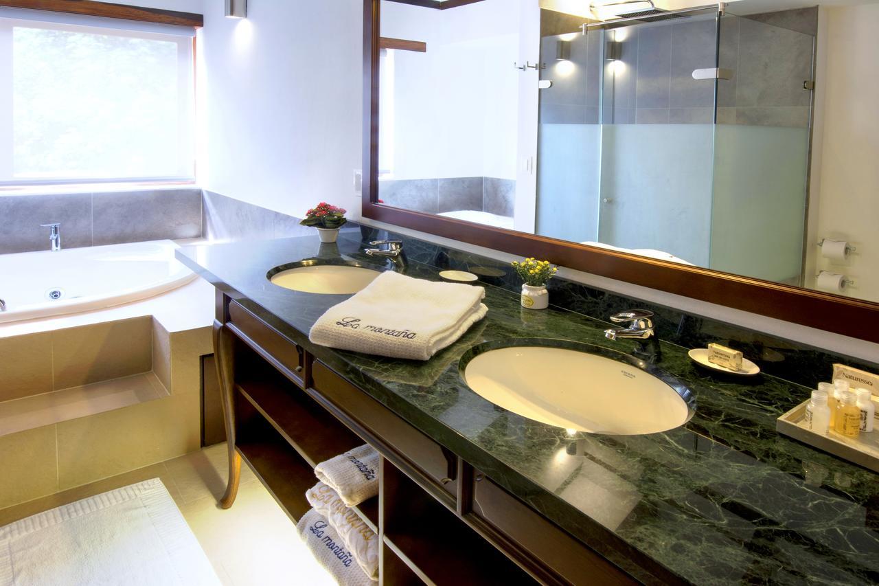 Habitación con cama grande y bañera de hidromasaje