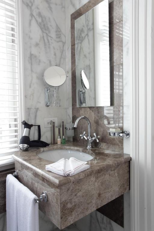 Deluxe Room with Balcony,64761772:JPEG