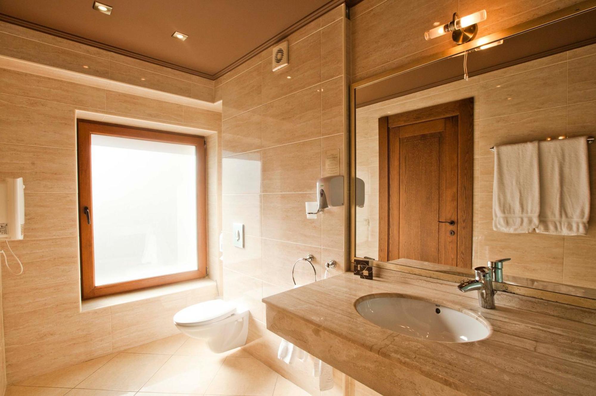 Standard Queen Room