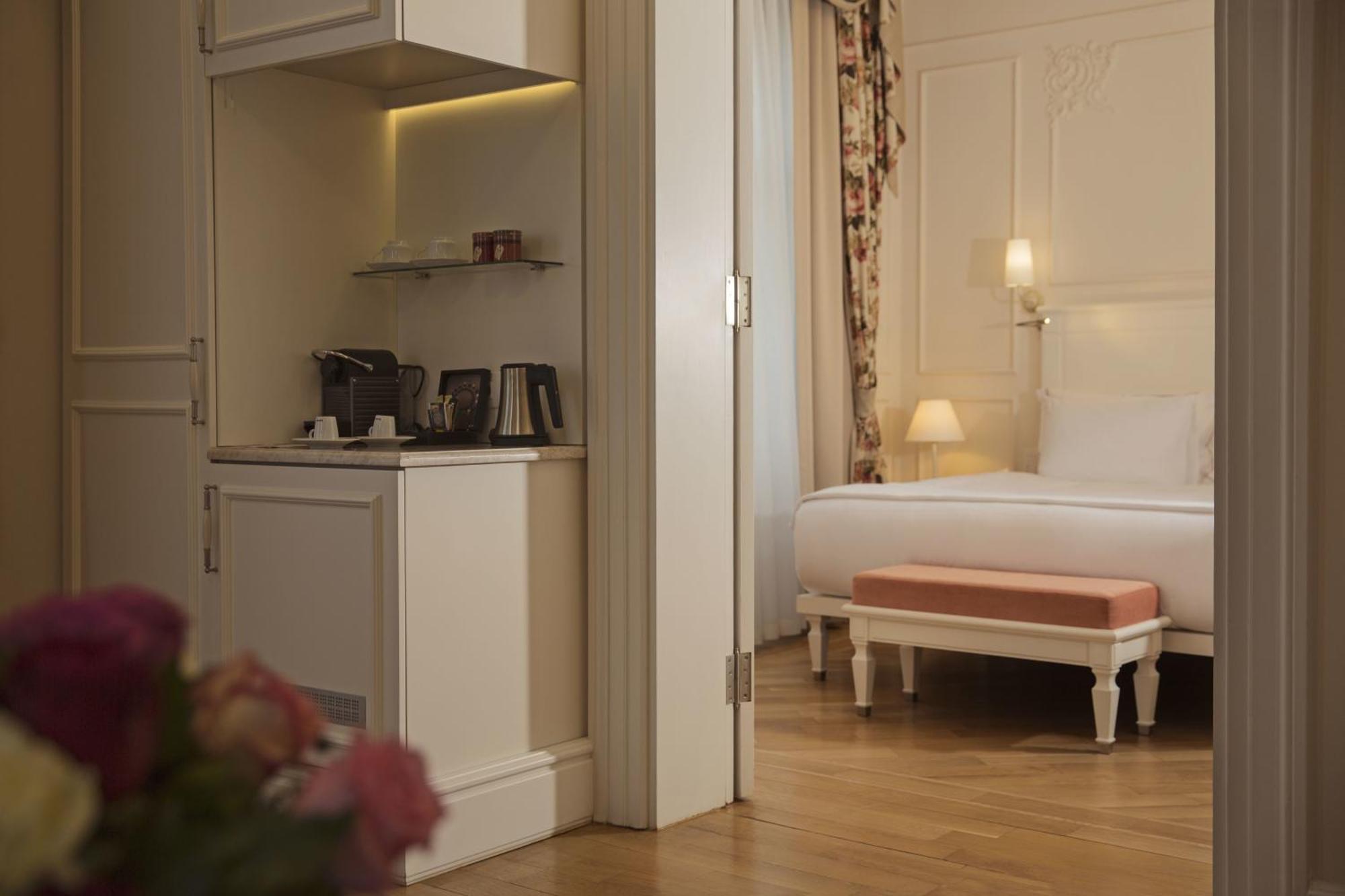 CORINNE SUITE