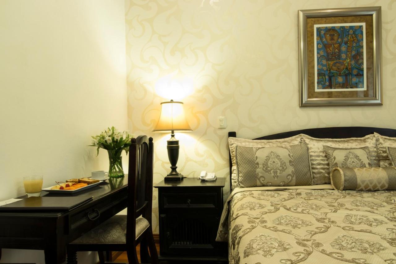Habitación con cama extragrande.