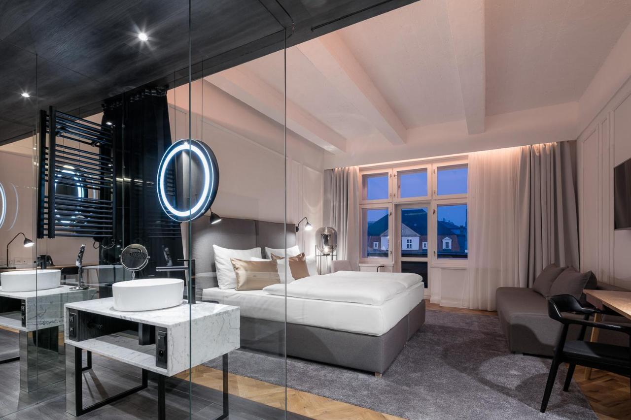 Family Room with Spa Bath and Balcony,768986797:JPEG