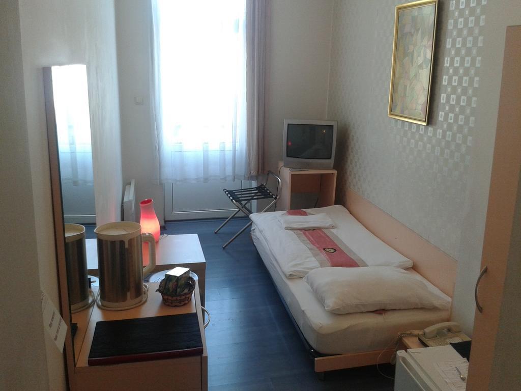 Single Room,78970947:JPEG