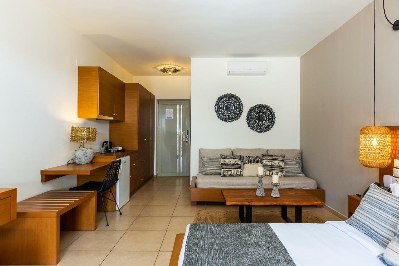 Standard Room with Pool or Mountain View,799496445:JPEG