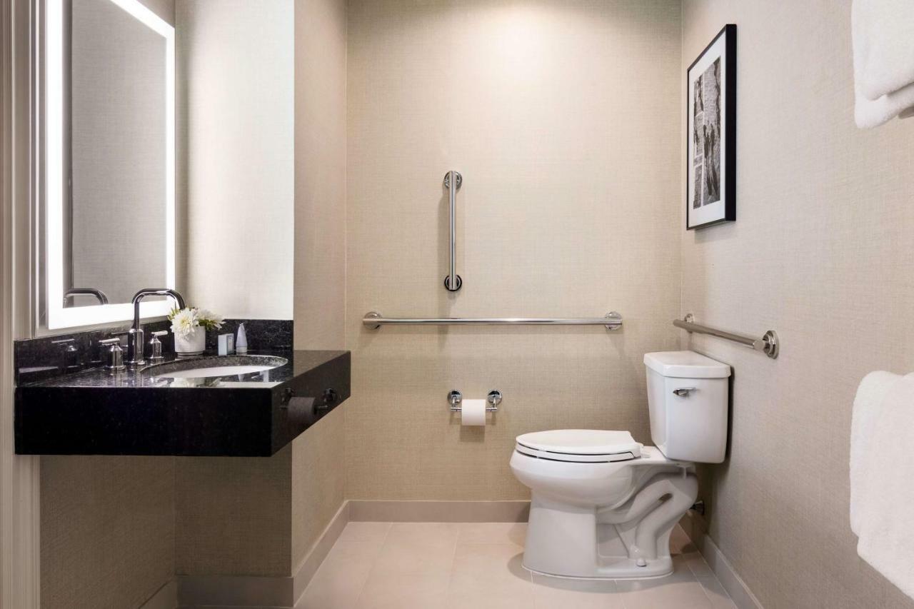 Deluxe One-Bedroom Suite