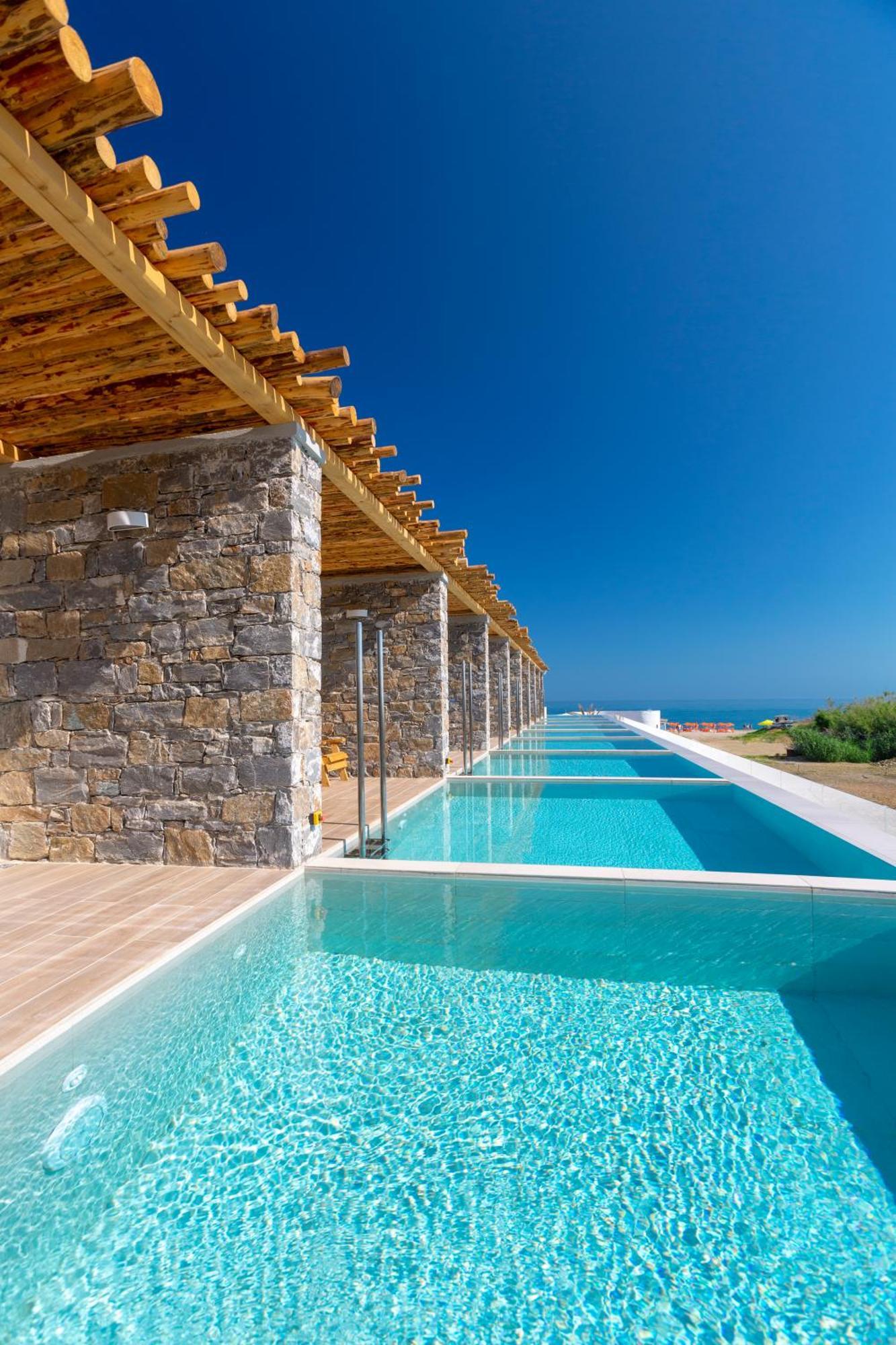 Deluxe-suite i forskudt plan med sidekig til havet og privat pool