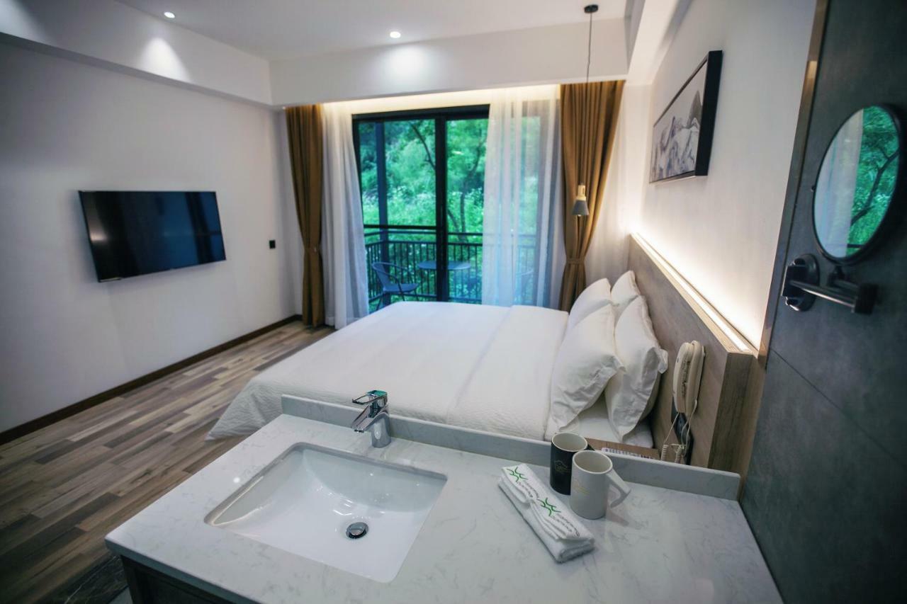 Whispering Mountain - Double Room with Mountain View