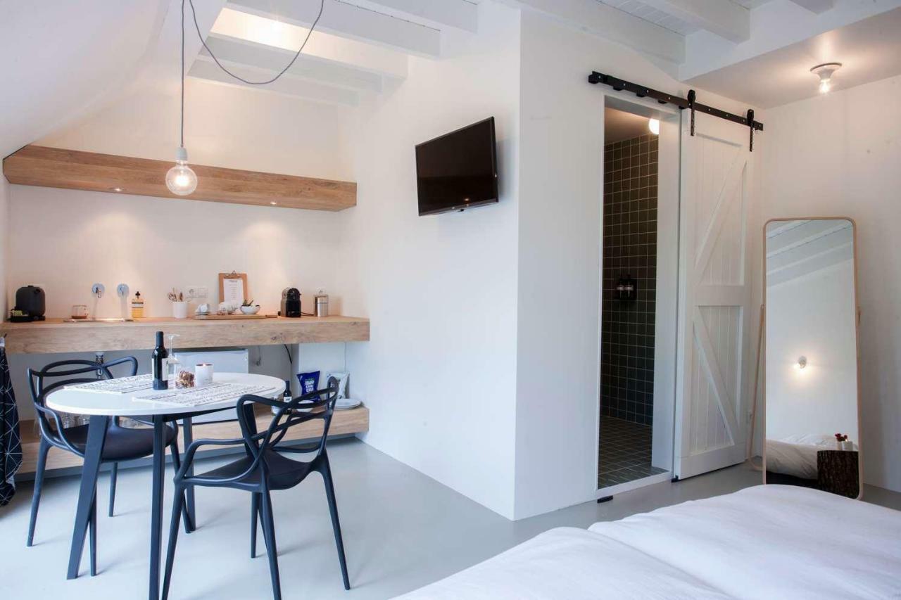 Tweepersoonskamer met 2 Aparte Bedden en Eigen Badkamer