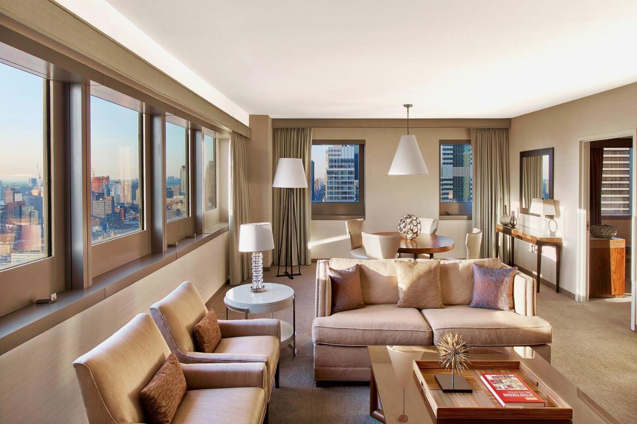 One-Bedroom Suite, 1 King, Sofa bed, Skyline view