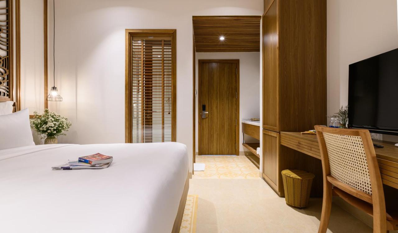 Phòng Deluxe Giường đôi với Ban công và Tầm nhìn ra Hồ bơi