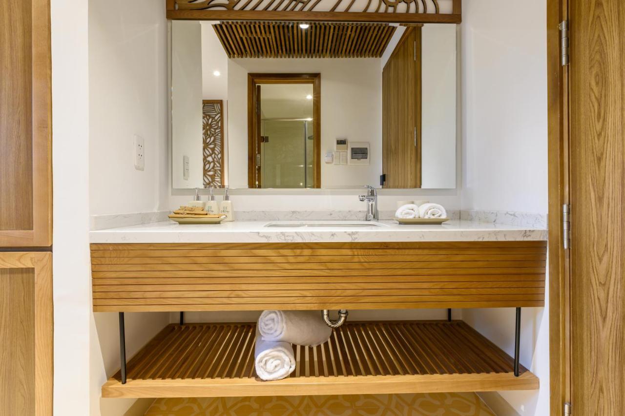 Phòng Deluxe Giường Đôi Cạnh Hồ Bơi Có Ban Công
