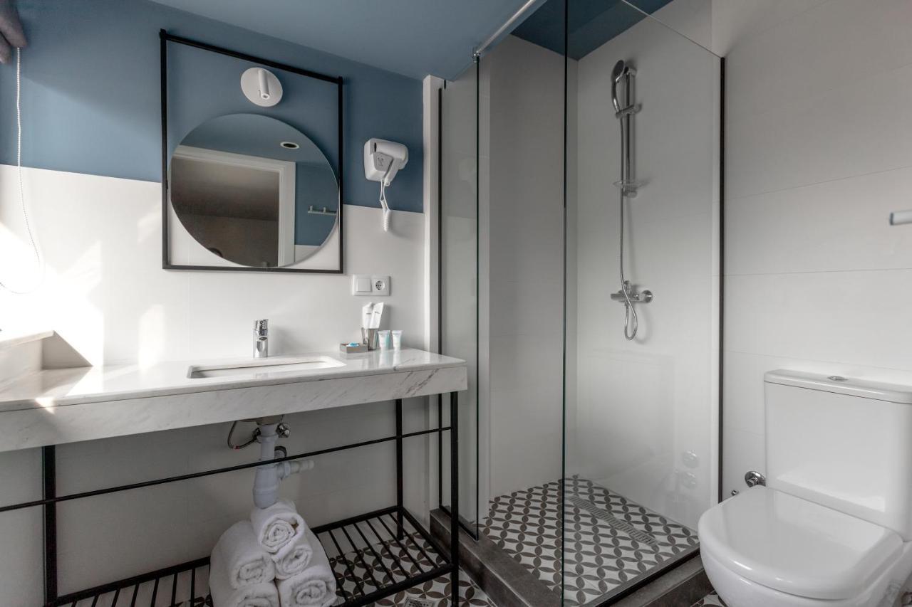 Family Room with Balcony,952699423:JPEG