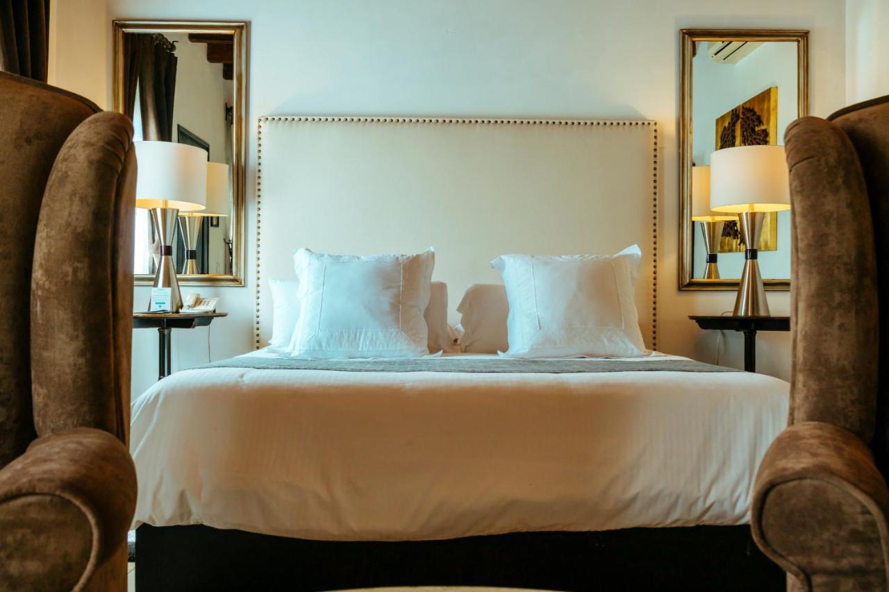Habitación con cama extragrande.