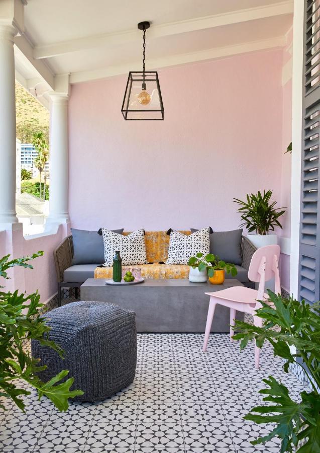 Zimmer mit Kingsize-Bett und Balkon