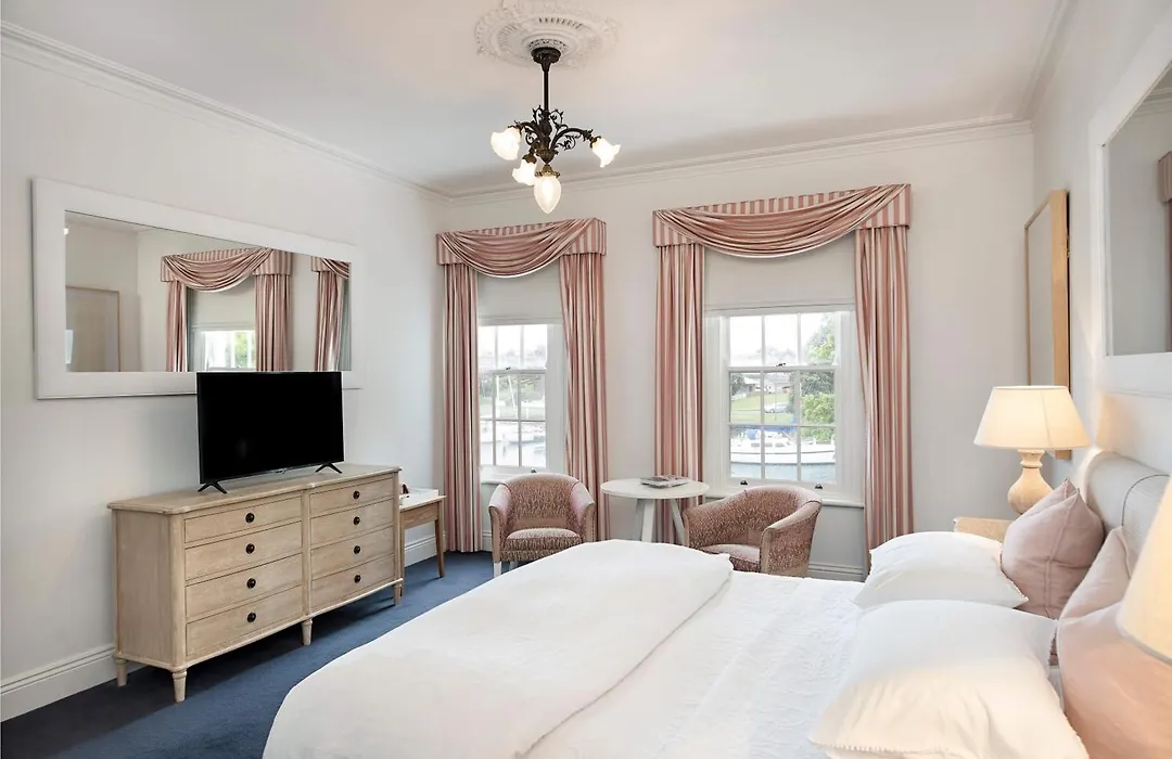 Oscars Waterfront Boutique Hotel-1