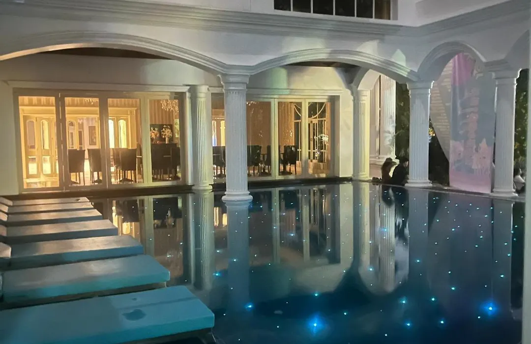 V20 Boutique Jacuzzi Hotel-1